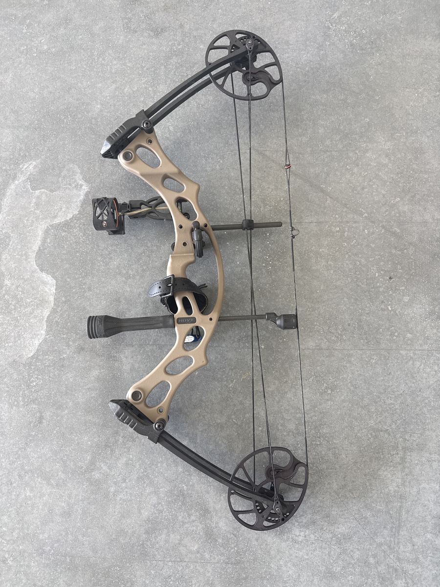 Hoyt Kobalt Youth Compound Bow - Tan, Like New with 4 Arrows & Release