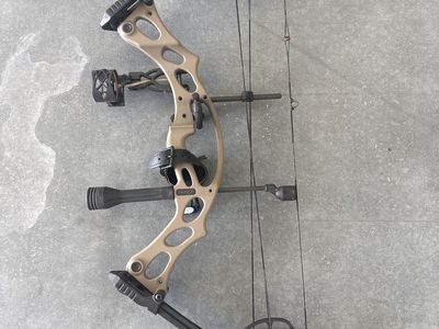 Hoyt Kobalt Youth Compound Bow - Tan, Like New with 4 Arrows & Release