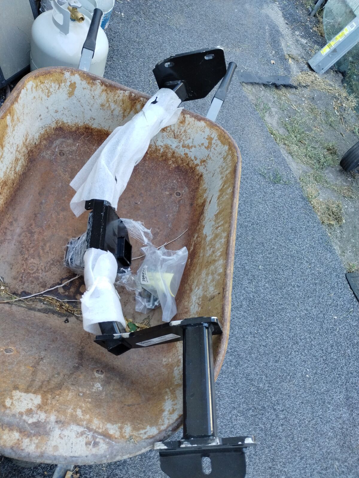 HITCH FOR KIA  SORENTO  HYUNDAI  SANTA FE #76627 SEE PAPER WORK FOR OTHER #S