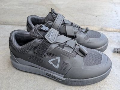 LEATT MTB 5.0 Clipless Cycling Shoes US9/UK8.5/EU43 with Pedals Black