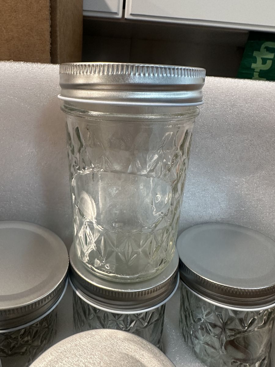 BRAND NEW 8oz MASON JARS W LIDS
