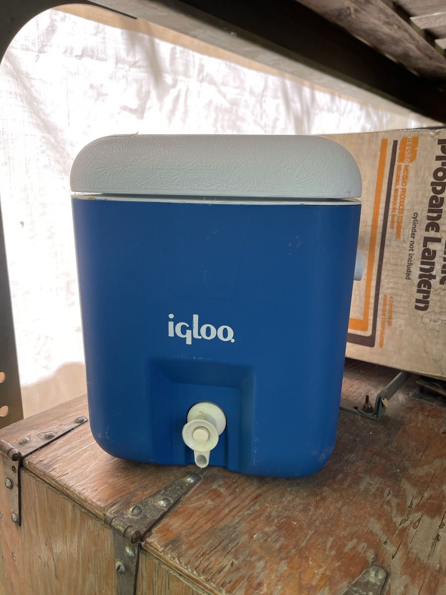 Igloo Blue and White Beverage Cooler with Spigot