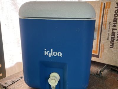 Igloo Blue and White Beverage Cooler with Spigot