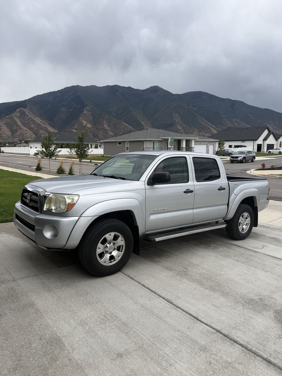 Toyota Tacoma Double Cab Pickup Truck  2005