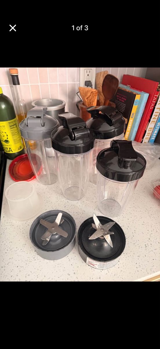 NutriBullet 600W High-Speed Blender Base with 4 Cups, Lids, and 2 Extractor Blades