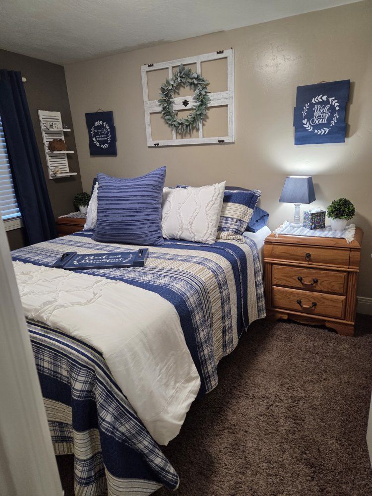 Rustic Farmhouse King Comforter Including Blue Rustic  Home Decor Set with Serving Tray and 2 Bedside lamps
