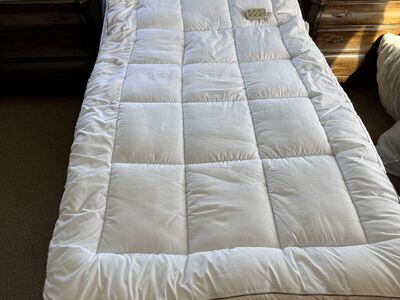 Medline Fully Electric Adjustable Medical / Hospital Bed – Excellent Condition