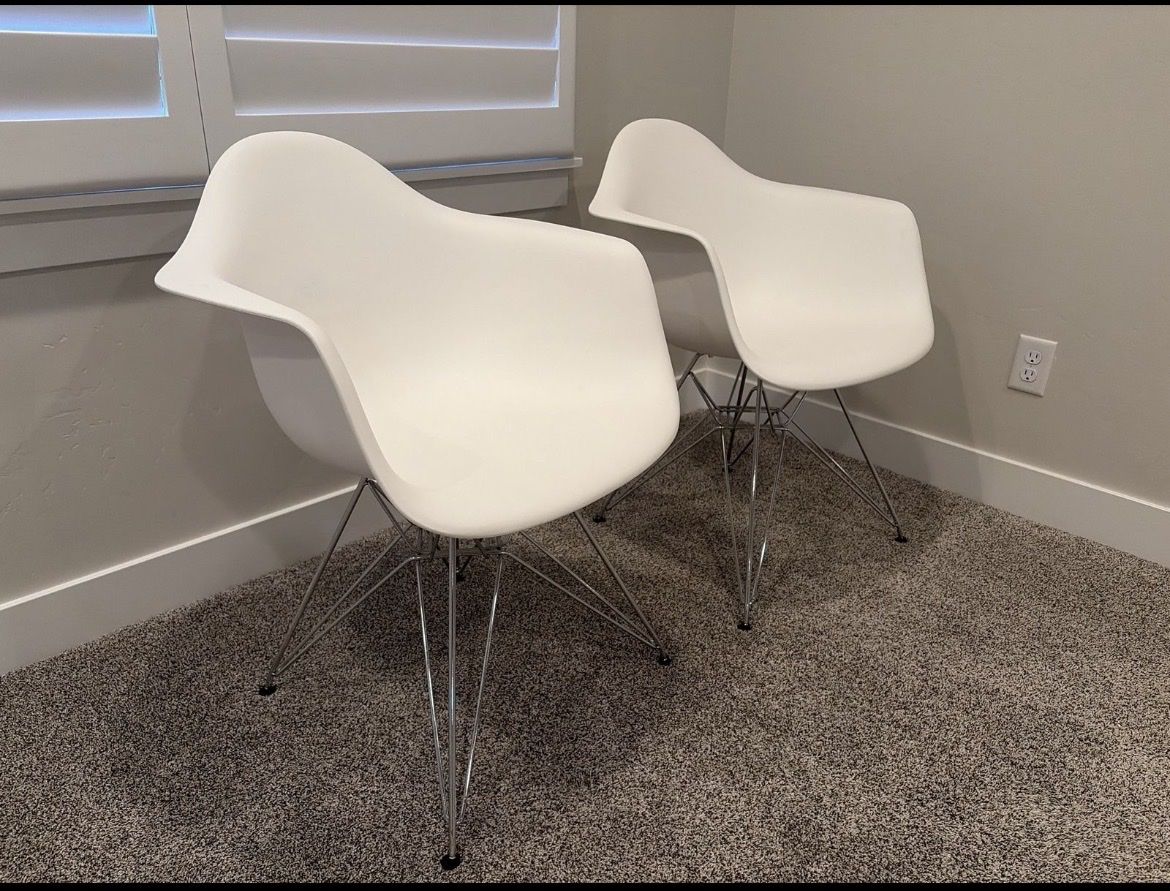 *designer* Herman miller Eames chair