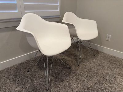 *designer* Herman miller Eames chair