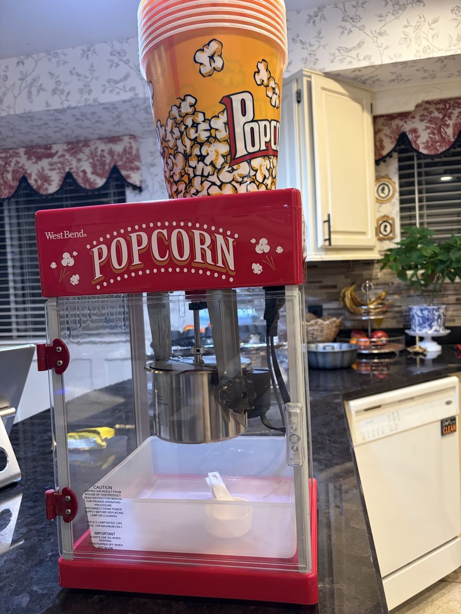 WestBend theater-style popcorn popper and 8 plastic cups