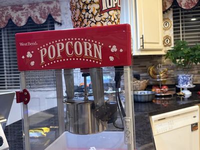 WestBend theater-style popcorn popper and 8 plastic cups
