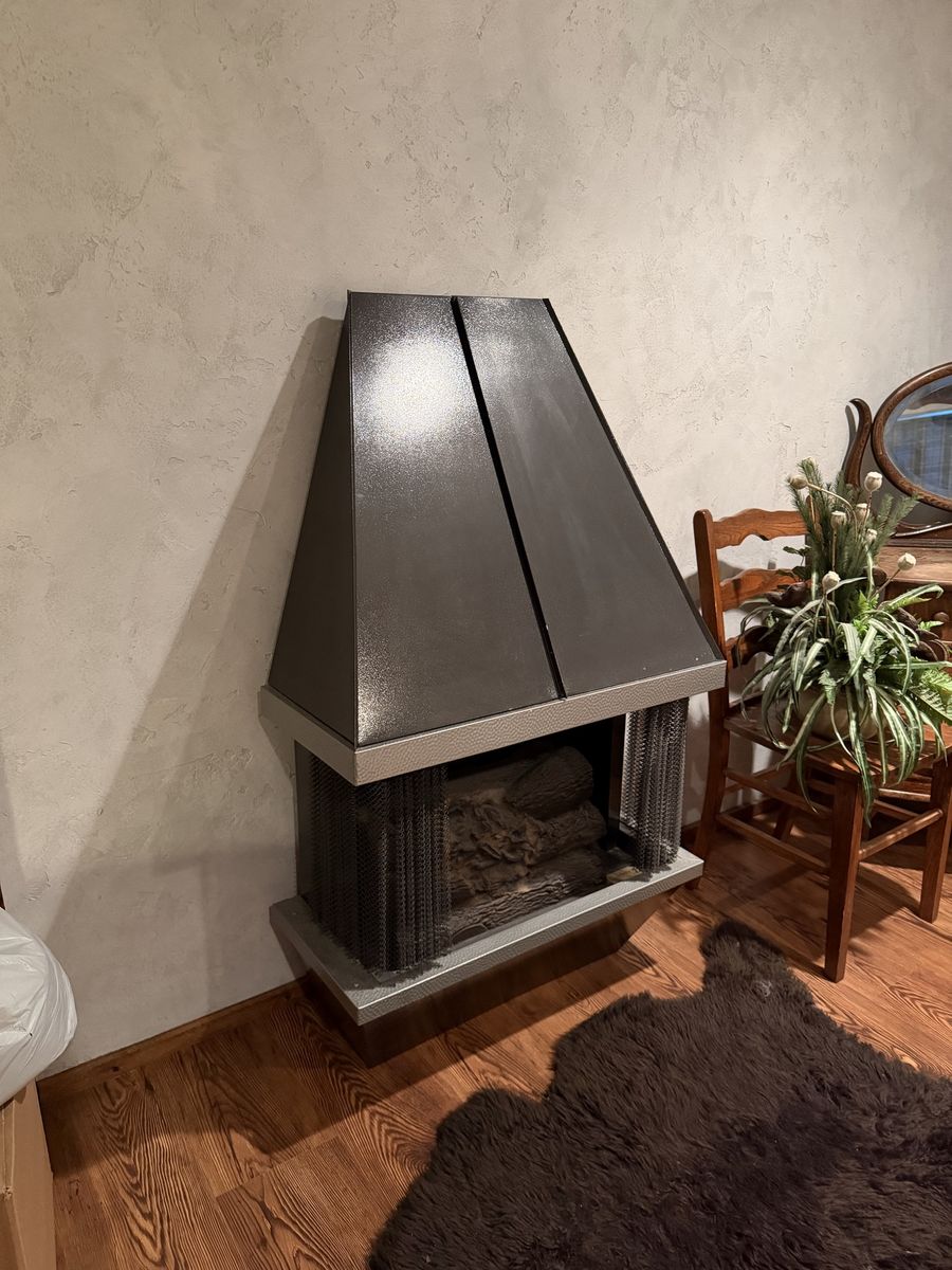 Vintage Mid-Century Style Freestanding Electric Fireplace with Glowing Log Set & Mesh Screen