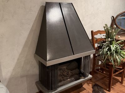 Vintage Mid-Century Style Freestanding Electric Fireplace with Glowing Log Set & Mesh Screen