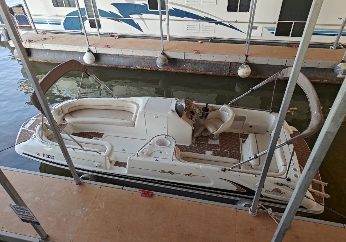 Super clean SeaRay Sundeck!