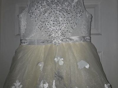 Girls White & Champagne Lace Tulle Formal Dress $75 O.B.OSize 10 Flowy Petal Embellishments
