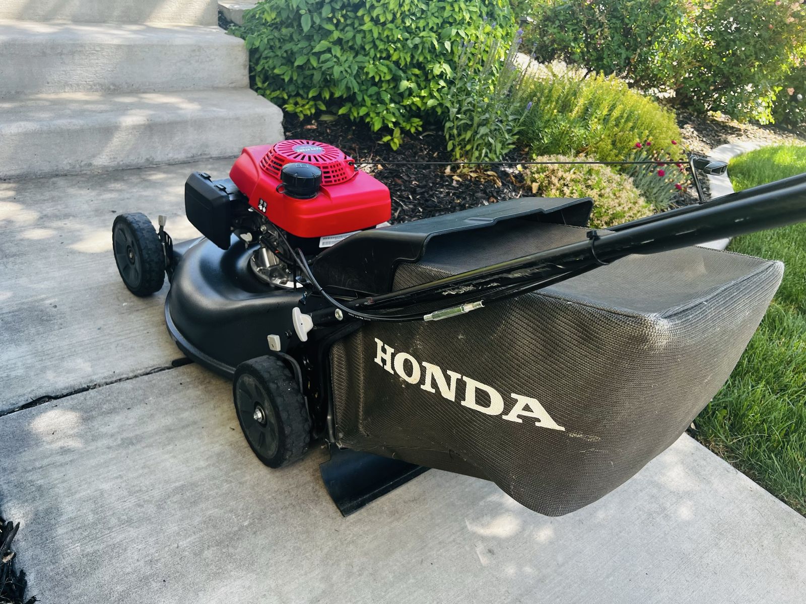 Honda HRN216K3VLA 21" GCV170 Engine Walk-Behind Gas Mower with Rear Bag