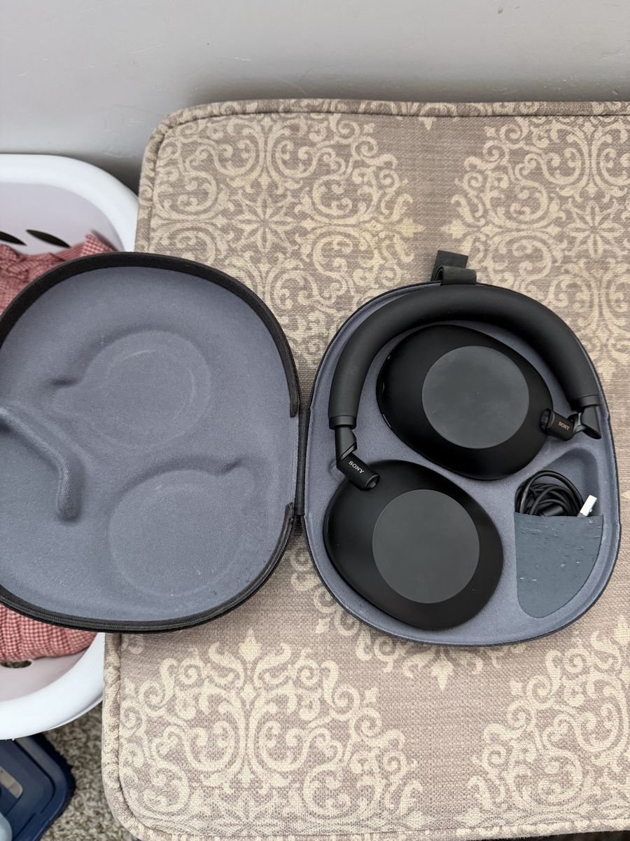 *Almost New* Sony WH-1000XM6