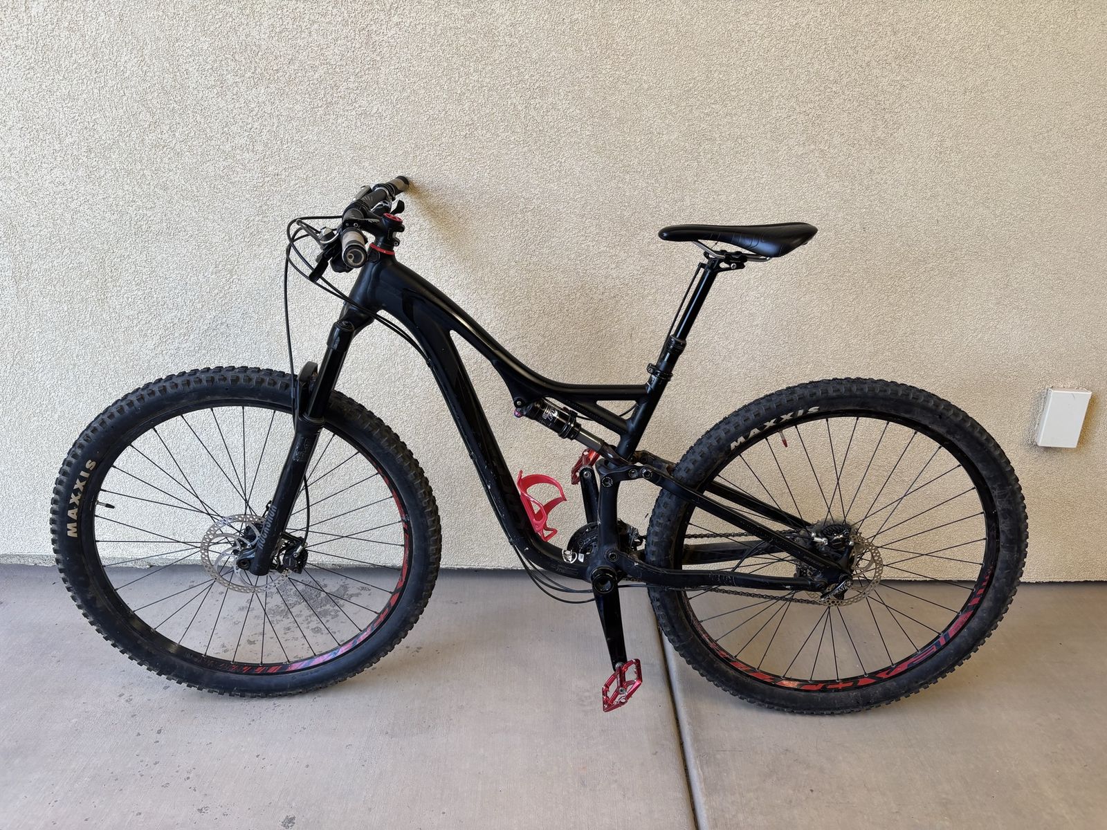 Specialized Stumpjumper FSR Comp Mountain Bike, Full Suspension, Black, Red Pedals