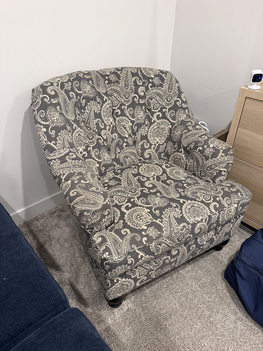 Paisley Accent Armchair – Gray & Cream Tufted Club Chair