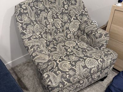 Paisley Accent Armchair – Gray & Cream Tufted Club Chair