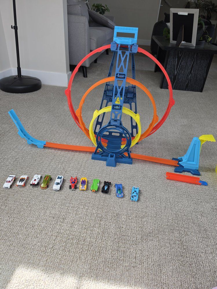 Hot Wheels Track Builder Unlimited Triple Loop Kit with 10 Cars
