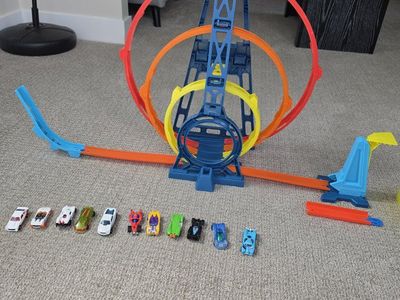 Hot Wheels Track Builder Unlimited Triple Loop Kit with 10 Cars