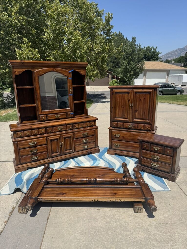 Solid Wood! Large Bedroom Set Dressers Bedframe