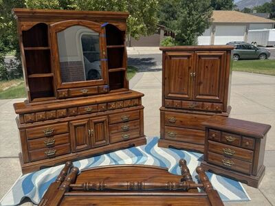 Solid Wood! Large Bedroom Set Dressers Bedframe