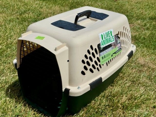 Dog kennel carrier 26"L 