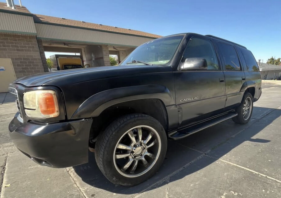2000 Cadillac Escalade Standard