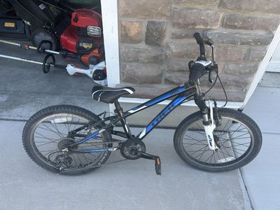 Trek MT 60 Kids Mountain Bike Black/Blue 20 Inch Wheels