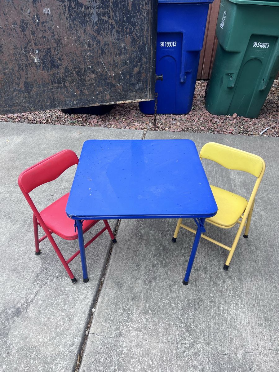 Kid Table with 2 chairs