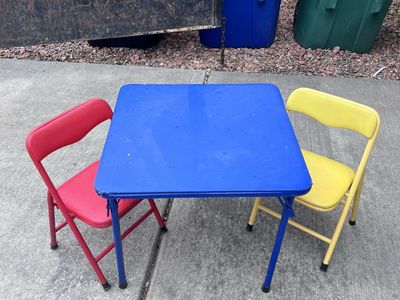Kid Table with 2 chairs