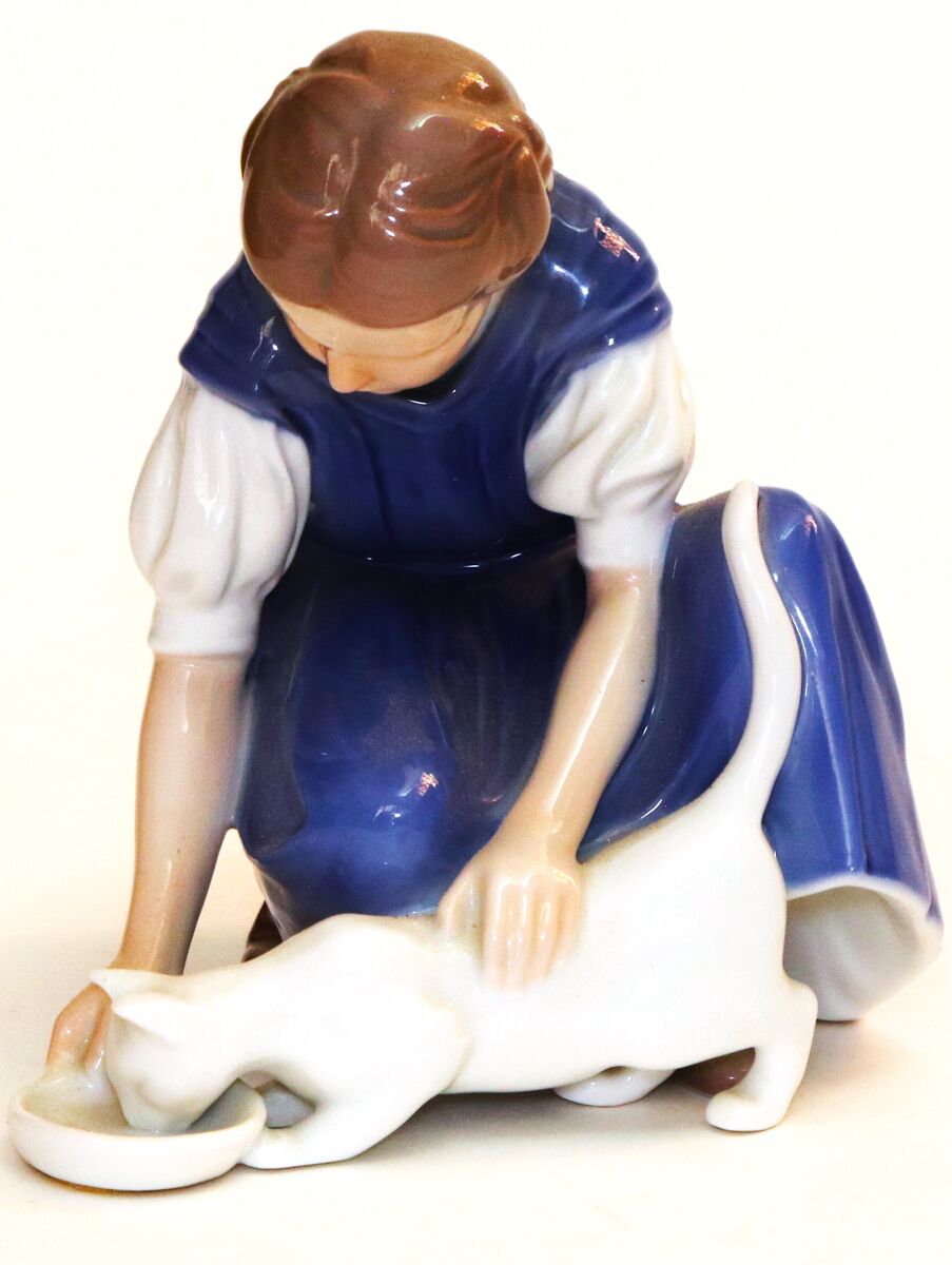 Bing & Grondahl B & G Girl Feeding Cat Porcelain Figurine 1745, Vintage, Retired (Like Lladro)