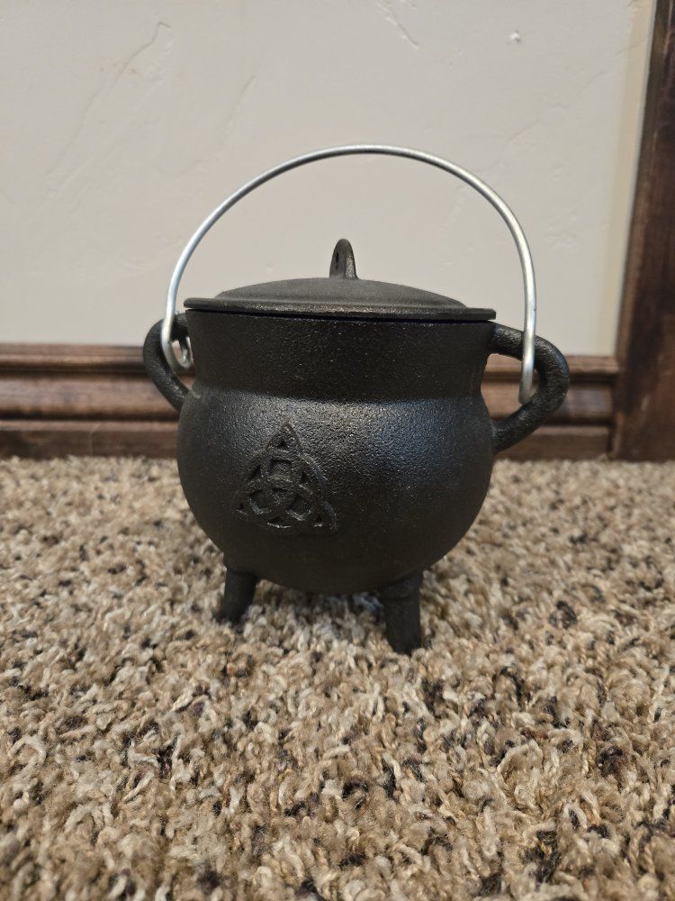 Cast Iron Cauldron with Lid (Halloween Decor)