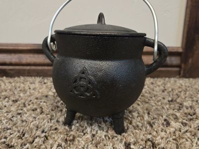Cast Iron Cauldron with Lid (Halloween Decor)