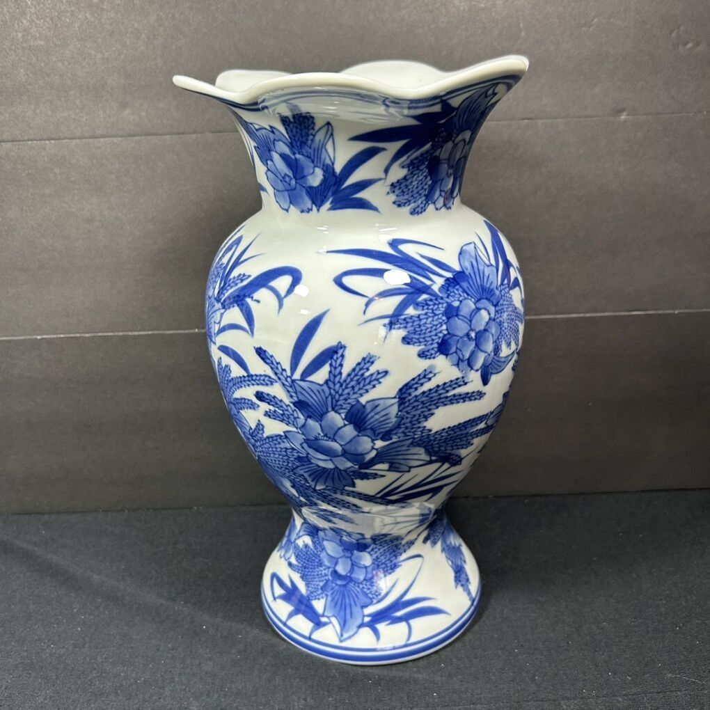 Large Chinese VASE In Classic Blue & White