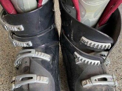 WOMENS SKI BOOTS F8 LANGE SIZE 26.5