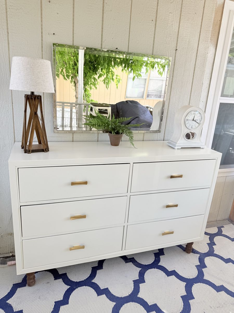 set 3 pc  1 dresser. 2 nightstands $485 OBO