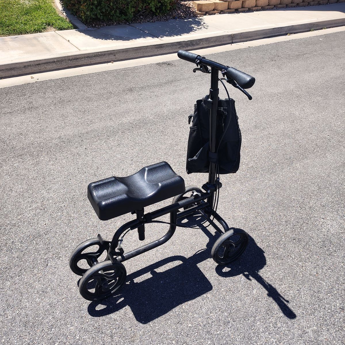 Knee scooter