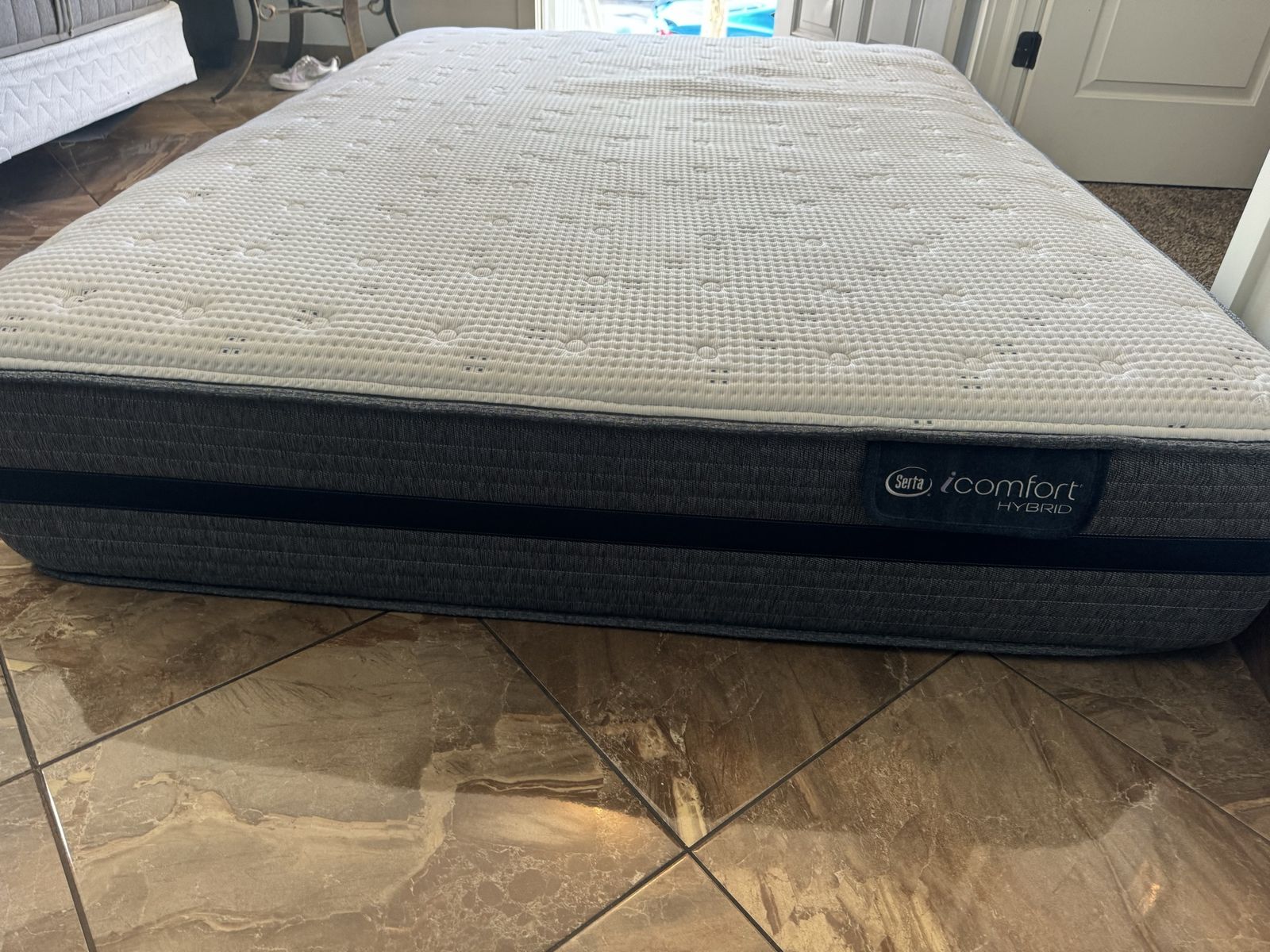 Serta iComfort Hybrid Mattress queen like new 