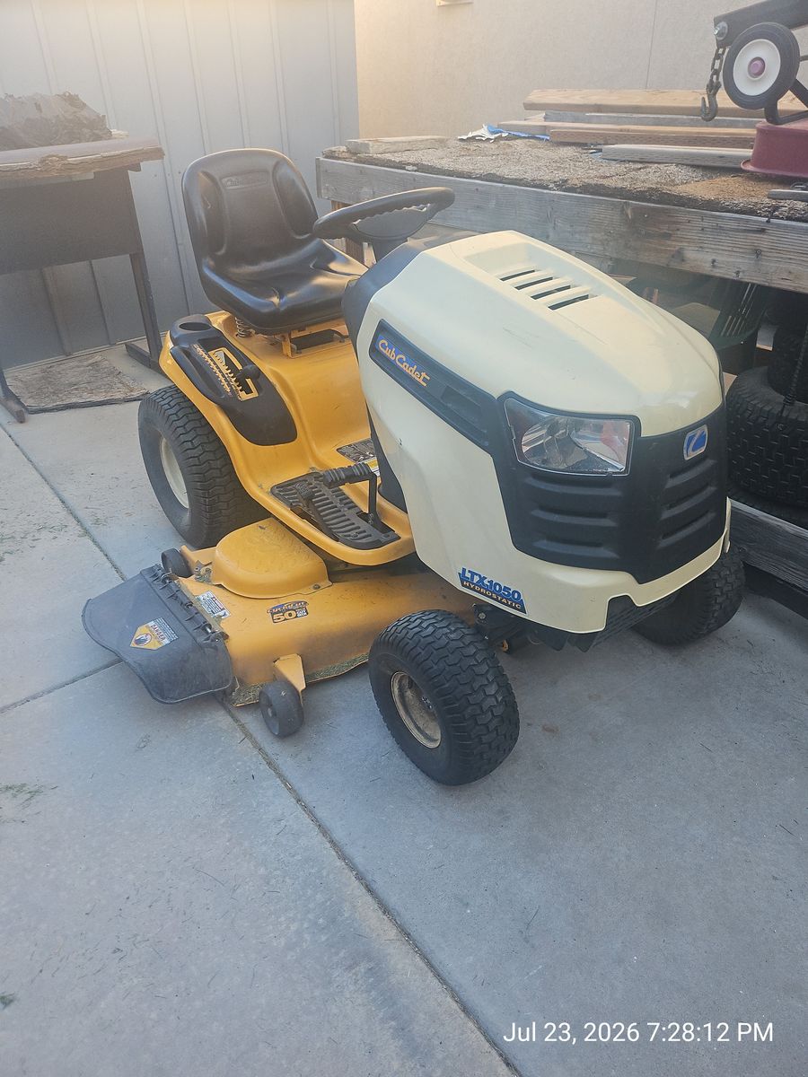 Cub Cadet LTX 1050 Tractor - Riding lawnmower