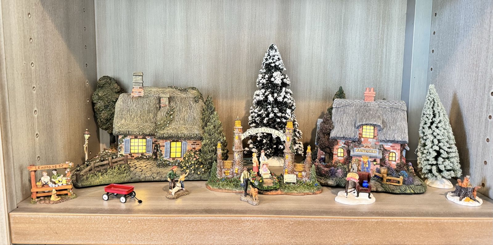 21 Adorable cottages w/accessories