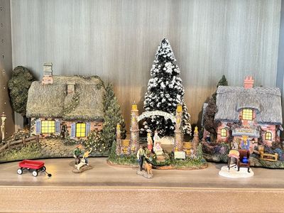 21 Adorable cottages w/accessories