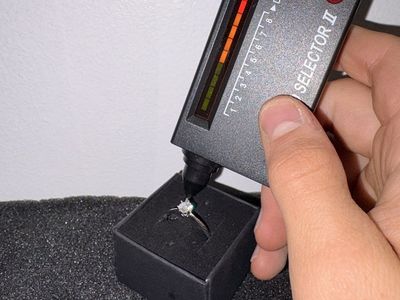 VVS1 Moissanite Engagement Ring