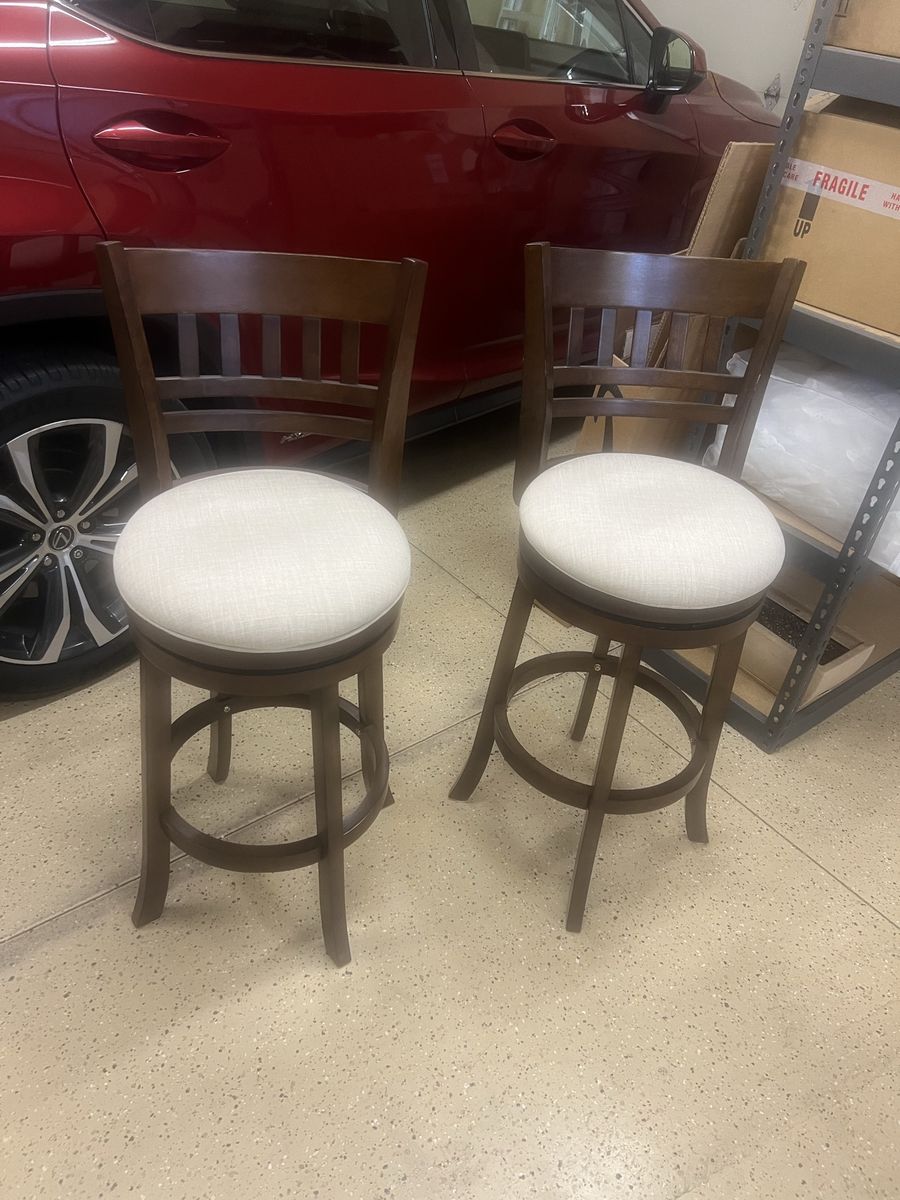 4 Bar Stools (NEW)