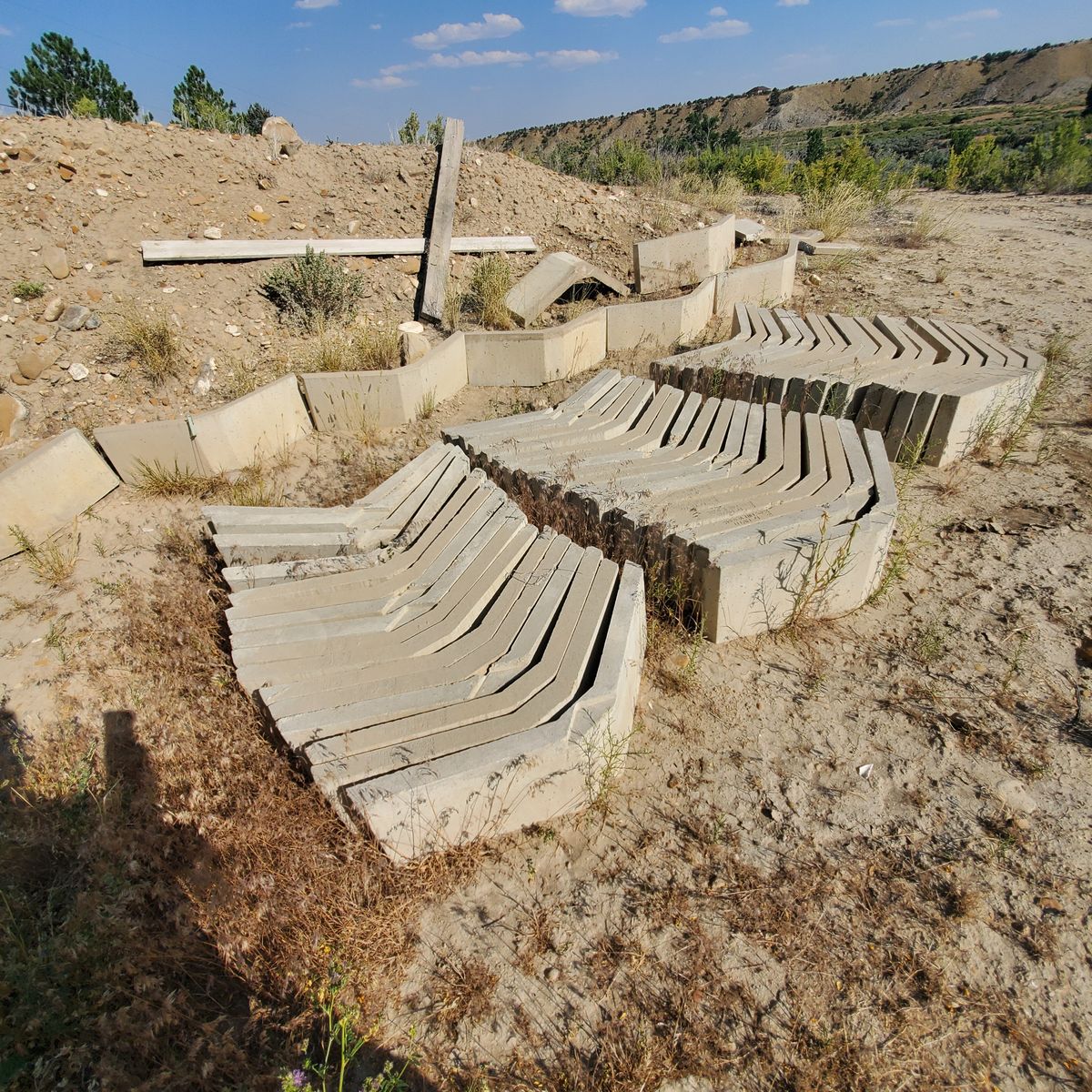 Hold-A-Hill Concrete Landscaping Blocks - Utah #21 Retaining Wall Edging (Approx. 40 pcs)