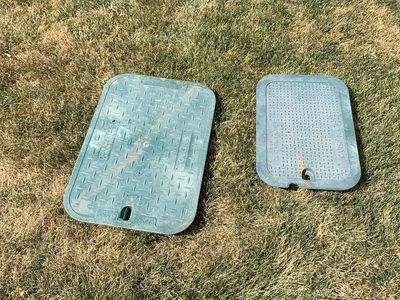 Sprinkler valve box lids