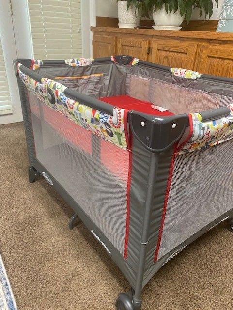 Graco Pack 'n Play with Bassinet and Extra Mattress Excellent condition