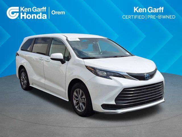 2025 Toyota Sienna LE 8-Passenger
